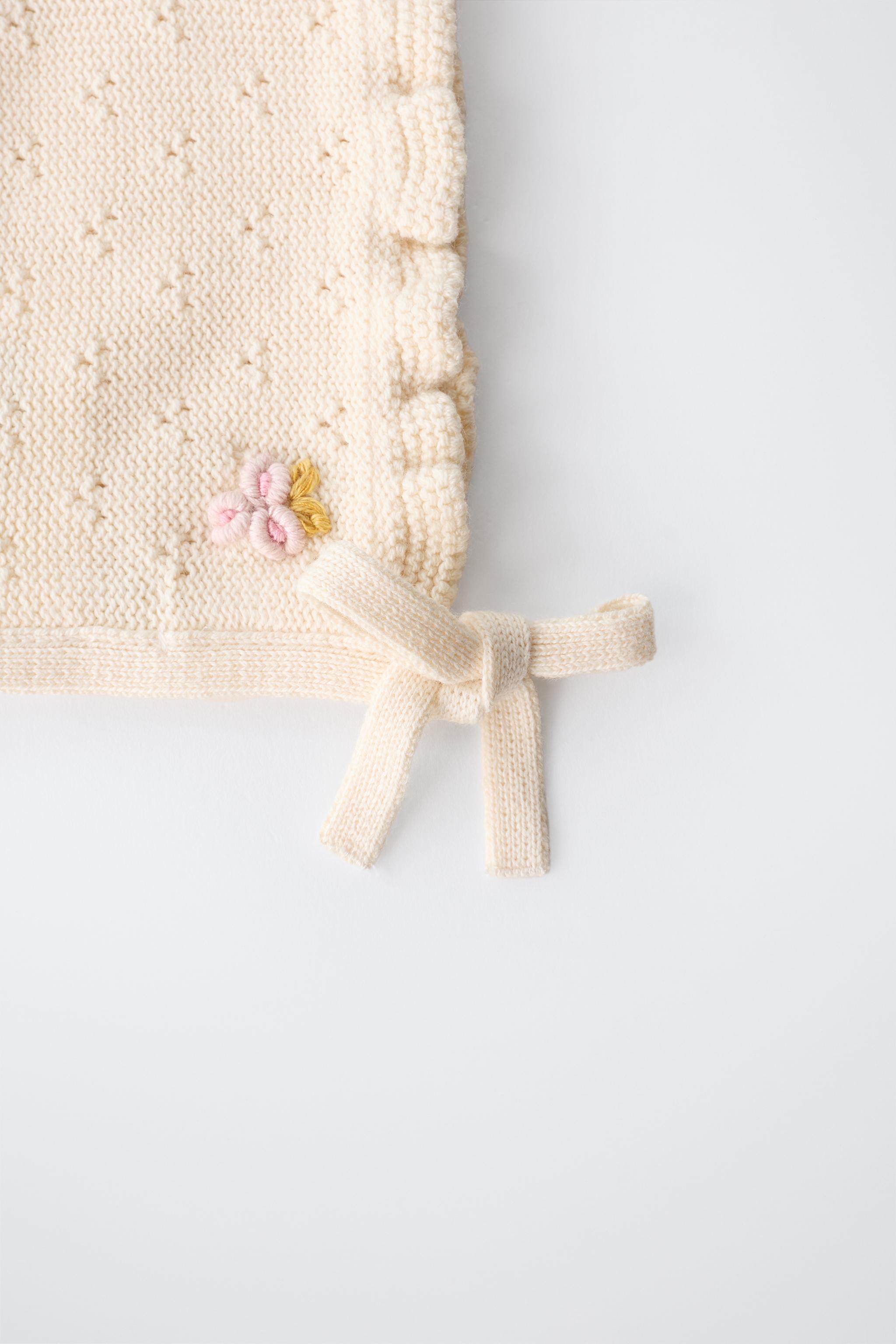 EMBROIDERED FLOWER KNIT BONNET